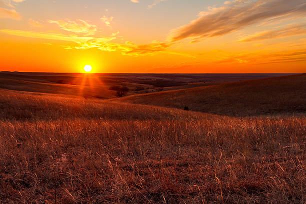 lueur orange d'un coucher de soleil à kansas flint hills - kansas photos et images de collection