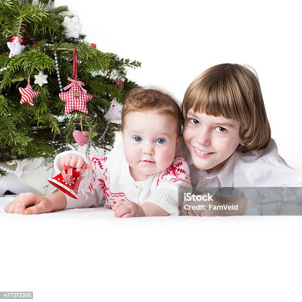 Natal Retrato De Duas Crianças Em Uma Árvore Decorada - Fotografias de stock e mais imagens de Alegria