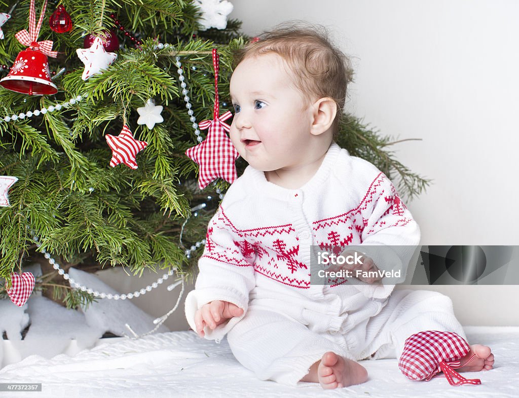 귀여운 아기 여자아이 게임하기 재미있는 중에 크리스마스 트리 - 로열티 프리 12월 스톡 사진