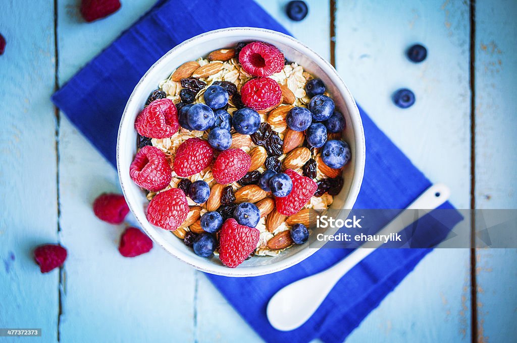 Granola con bayas y almendras en un tazón - Foto de stock de Alimento libre de derechos