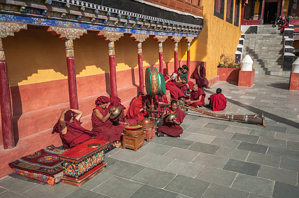 gompa thikse - tibet monk architecture india - fotografias e filmes do acervo