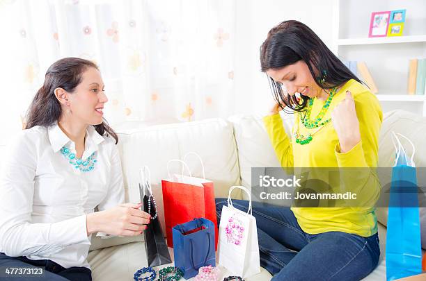 Młodych Kobiet Siedzi Na Kanapie Z Torby Na Zakupy I Biżuteria - zdjęcia stockowe i więcej obrazów Biżuteria
