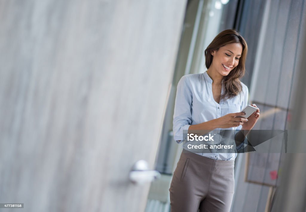 Negocios mujer enviando mensajes de texto en su teléfono - Foto de stock de Mujeres libre de derechos