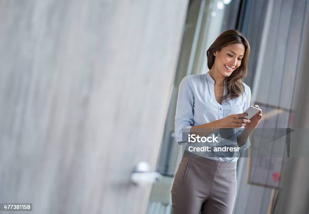 Negocios Mujer Enviando Mensajes De Texto En Su Teléfono Foto de stock y más banco de imágenes de Mujeres