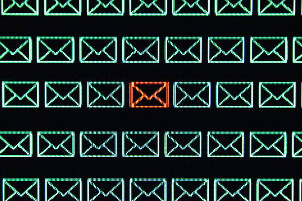 la communication par e-mail de la vie privée - target computer bug computer network security photos et images de collection