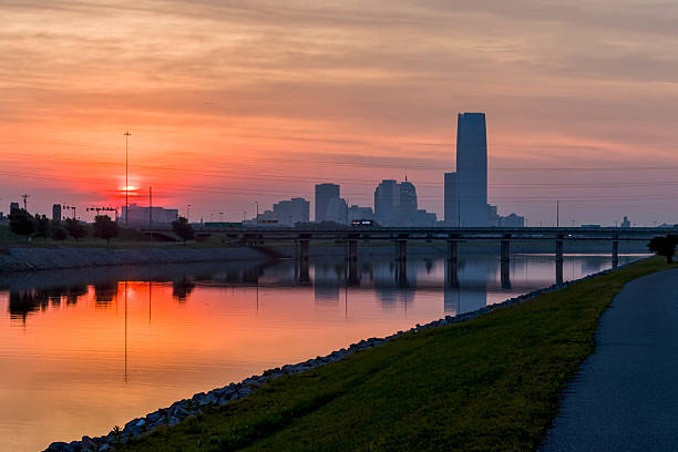 oklahoma lever du soleil - oklahoma oklahoma city city skyline photos et images de collection