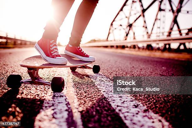 Füße Mit Roten Schuhe Und Reiten Ein Langes Board Stockfoto und mehr Bilder von Cool und Lässig - Cool und Lässig, Schuhwerk, Teenager-Alter