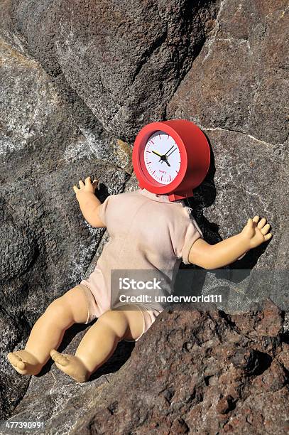 Vinatage Antiguo Muñeca Con Esfera De Reloj Foto de stock y más banco de imágenes de Cabeza humana - Cabeza humana, Cara humana, Esfera de Reloj