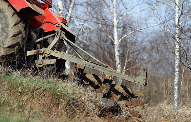 traktor земли вспашка земля - plowed field field fruit vegetable стоковые фото и изображения