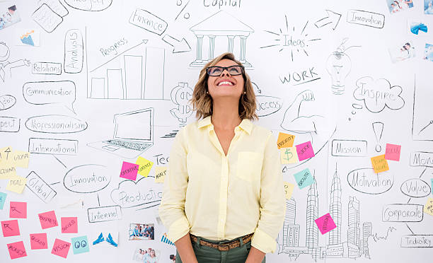 mujer de negocios pensando creativa - planning adhesive note business office fotografías e imágenes de stock
