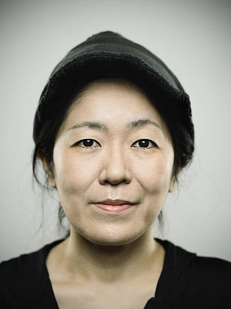 portrait of a real-японцами женщина, глядя в камеру - portrait human face chinese ethnicity real people стоковые фото и изображения
