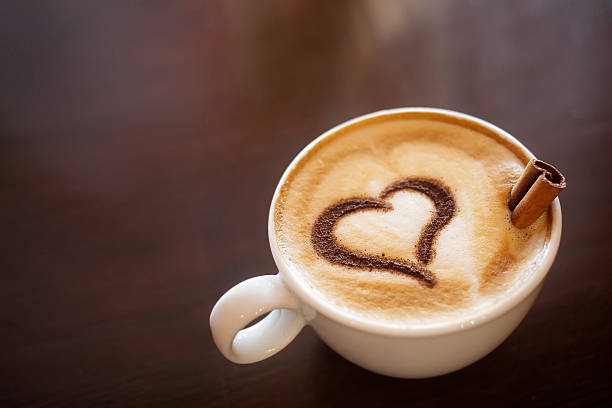 Tasse de café avec lait et forme de cœur - Photo