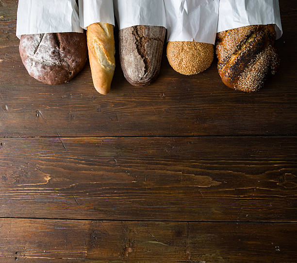 Forno freschi pane sul tavolo di legno - foto stock