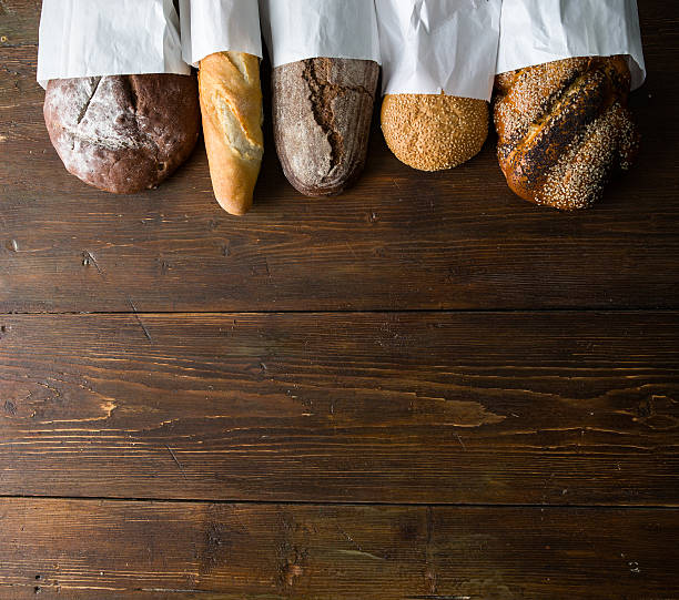 Świeżo Pieczony Chleb na drewnianym stole – zdjęcie