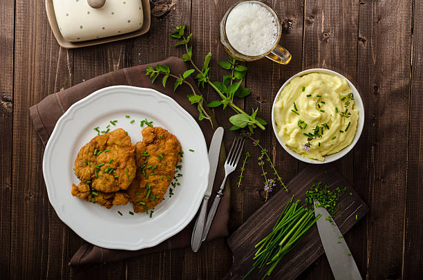 sznycel z ziół, - cutlet schnitzel french fries scaloppini zdjęcia i obrazy z banku zdjęć