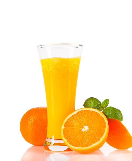 jus de fruits frais - isolated on white orange juice ripe leaf photos et images de collection