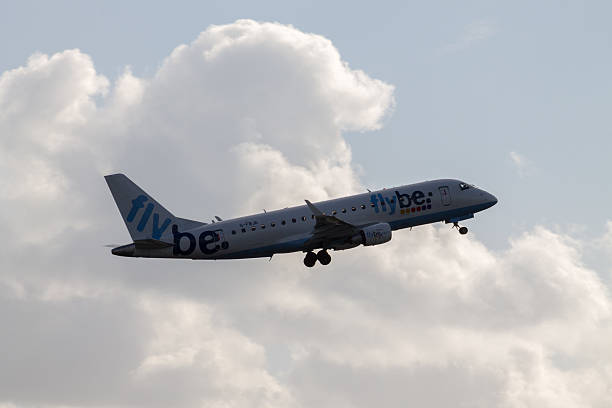 flybe embraer taking off from manchester airport - flybe 個照片及圖片檔