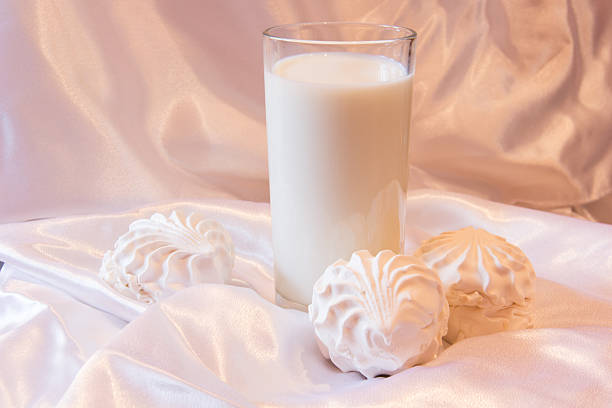 zefiro e latte - luxury milk dinner glass foto e immagini stock