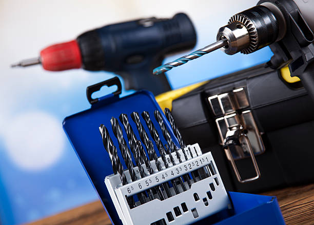 セットの木製の背景に、異なるツール - screwdriver screw tighten fastener ストックフォトと画像