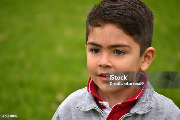 Bambini Che Giocano Nel Parco - Fotografie stock e altre immagini di Ambientazione esterna - Ambientazione esterna, Bambino, Bebé