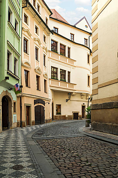 古い通りの街」でのプラハ - prague old door house ストックフォトと画像