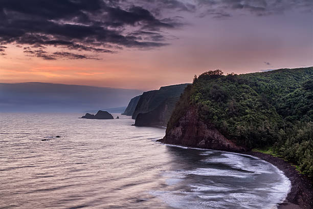 nascer do sol ao longo do vale pololu - hamakua coast imagens e fotografias de stock