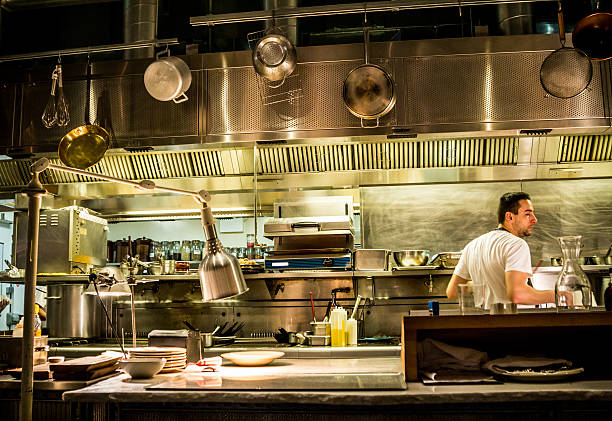 chefe de cozinha no trabalho - commercial kitchen restaurant retail stainless steel imagens e fotografias de stock