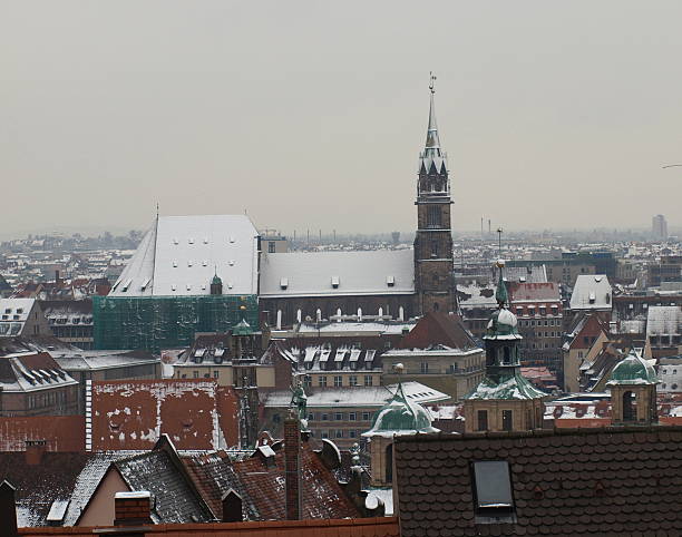 Nuremberg St. Sebaldus church with castle in the winter sight of nuremberg with Sebaldus Kirche and Kaiserburg in background with snow covered roofs kaiserburg castle stock pictures, royalty-free photos & images