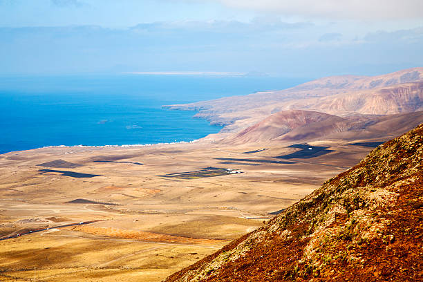 küste der insel lanzarote blick von oben - sea africa people arrecife stock-fotos und bilder