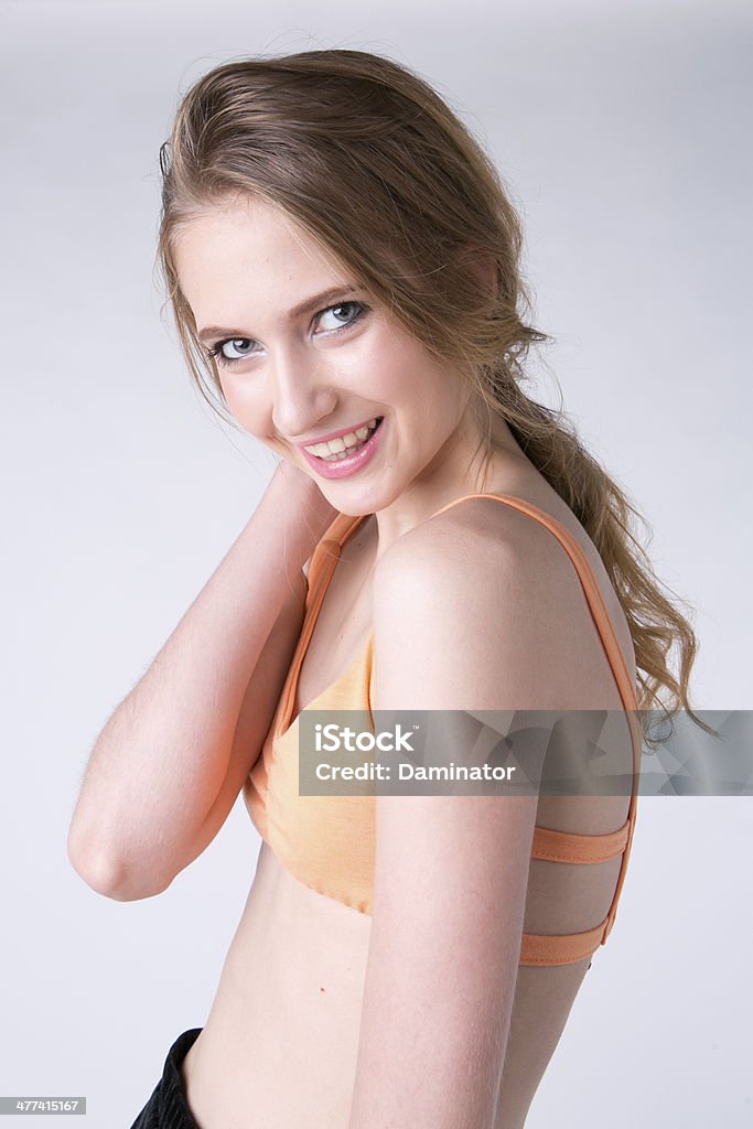 Uśmiechnięta dziewczynka w kostium kąpielowy - Zbiór zdjęć royalty-free (Biustonosz)