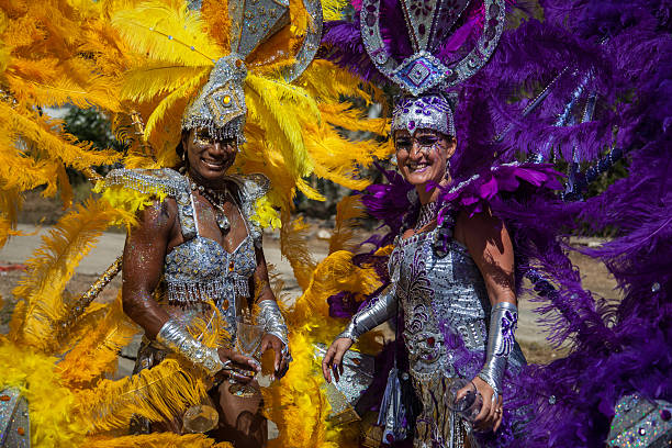 Duas mulheres em trajes típicos participa desfile de carnaval na Bonaire - foto de acervo