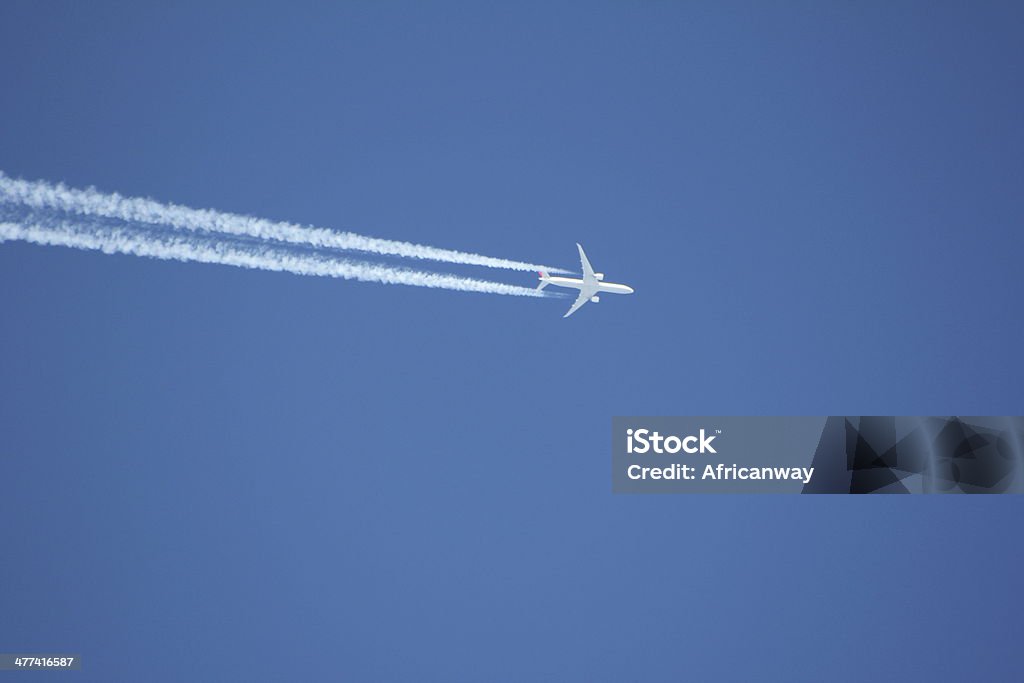 Błękitne Bezchmurne niebo & biały Skraplanie Trail statku powietrznego - Zbiór zdjęć royalty-free (Bezchmurne niebo)