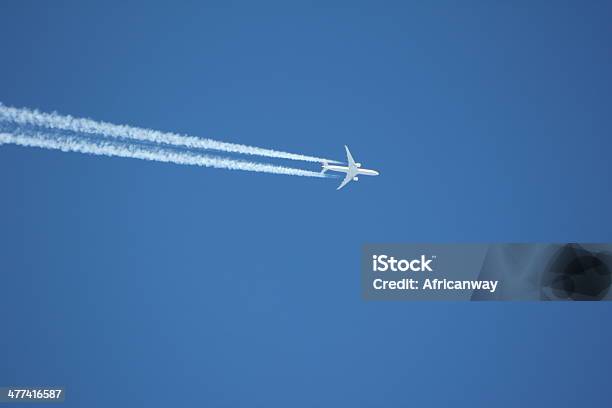 Błękitne Bezchmurne Niebo Biały Skraplanie Trail Statku Powietrznego - zdjęcia stockowe i więcej obrazów Bezchmurne niebo