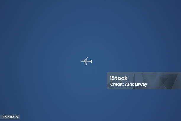 Samolotu W Błękitne Bezchmurne Niebo - zdjęcia stockowe i więcej obrazów Bezchmurne niebo - Bezchmurne niebo, Fotografika, Horyzontalny