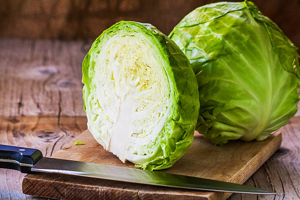 cavolo fresco sezione trasversale con gocce d'acqua - green cabbage foto e immagini stock