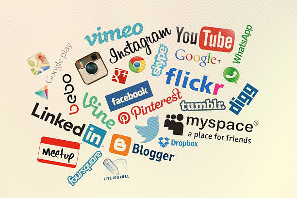 beliebte social media-website logos auf computer-bildschirm - pinterest social issues global communications web page stock-fotos und bilder