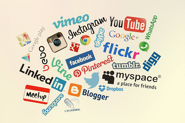 site de mídia social mais popular logotipos na tela de computador - global communications communication digital display google - fotografias e filmes do acervo