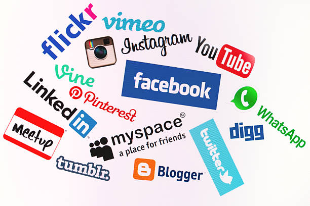 site de mídia social mais popular logotipos na tela de computador - global communications communication digital display google - fotografias e filmes do acervo