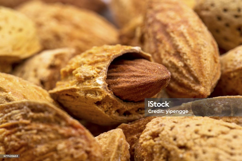 Mandeln in nutshells - Lizenzfrei Mandel Stock-Foto