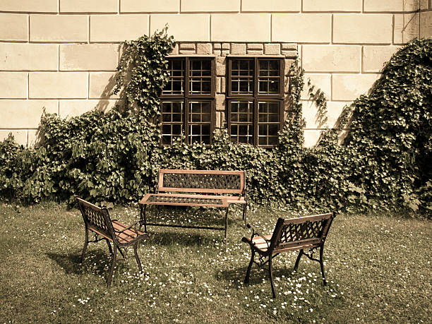 ベンチとテーブルでは、お城の庭園 - furniture table isolated old ストックフォトと画像