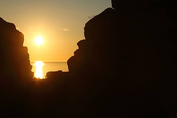 coucher du soleil de ruines du château et la forteresse hammershus - hammershus bornholm island denmark island photos et images de collection