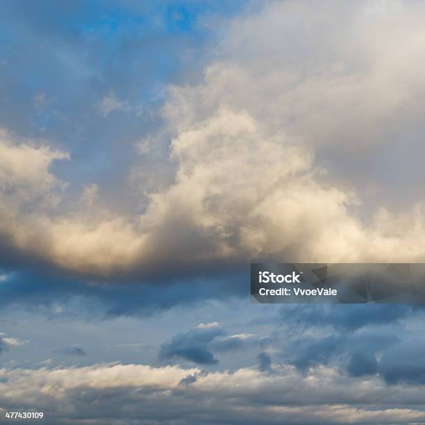 Sky Clouds In Blue Winter — стоковые фотографии и другие картинки Абстрактный - Абстрактный, Без людей, Белый