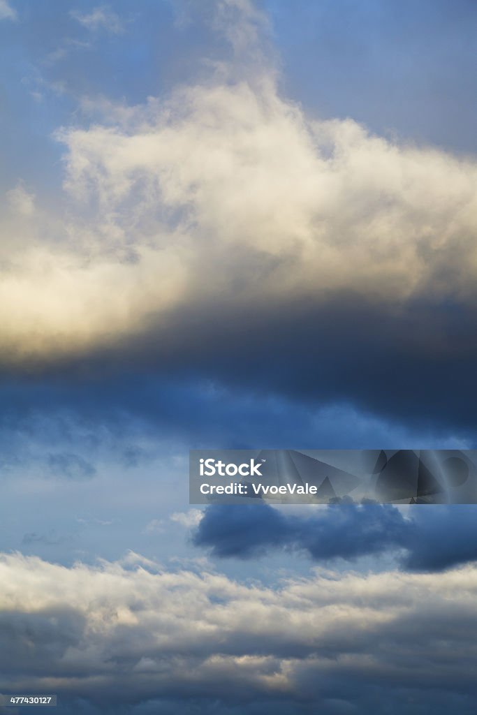 Wolken am Himmel in dunkelblau - Lizenzfrei Abenddämmerung Stock-Foto