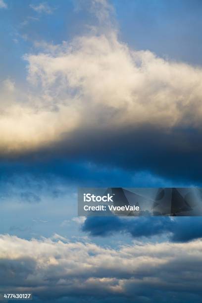 Clouds В Темносиний Вечернее Небо — стоковые фотографии и другие картинки Абстрактный - Абстрактный, Без людей, Белый