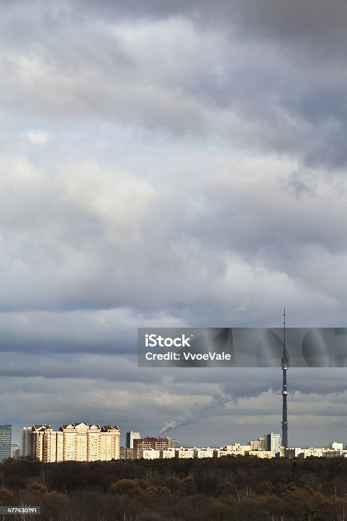 Noite de nuvens sobre casas e torre de TV - Foto de stock de Ajardinado royalty-free