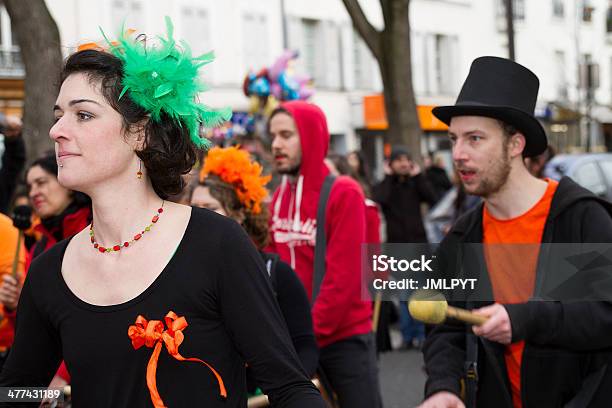 Karneval Von Paris Junge Frau Versteckte Wie Elgalaa Bridge Stockfoto und mehr Bilder von Paris