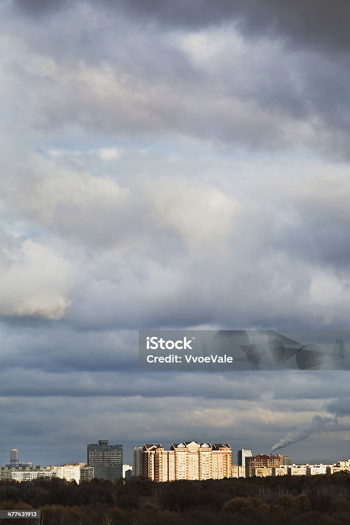 Городские здания в голубой вечерние clouds - Стоковые фото Абстрактный роялти-фри