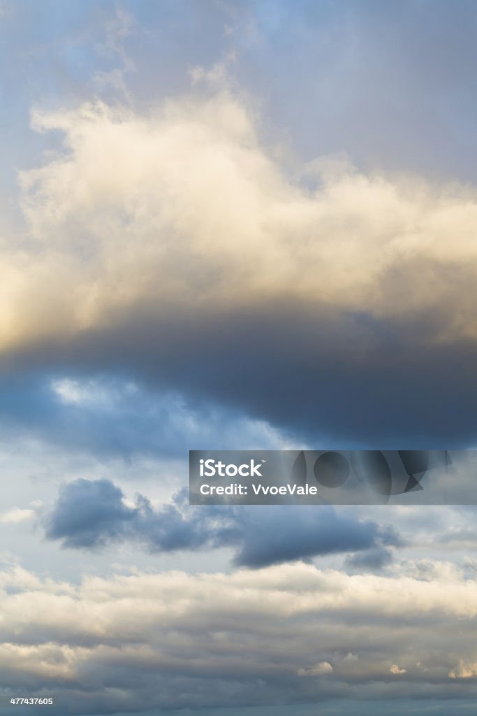 Chmury w niebieski niebo w zimie wieczorem - Zbiór zdjęć royalty-free (Abstrakcja)