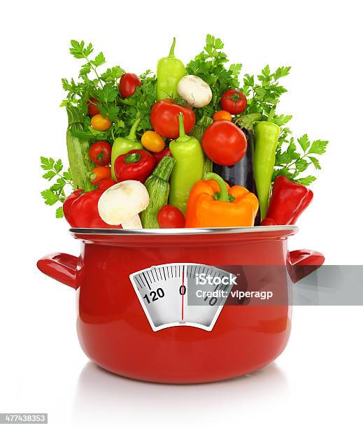 Conceito De Dieta Legumes Coloridos Em Um Vermelho Cozinhar Panela - Fotografias de stock e mais imagens de Balança - Instrumento de Pesagem