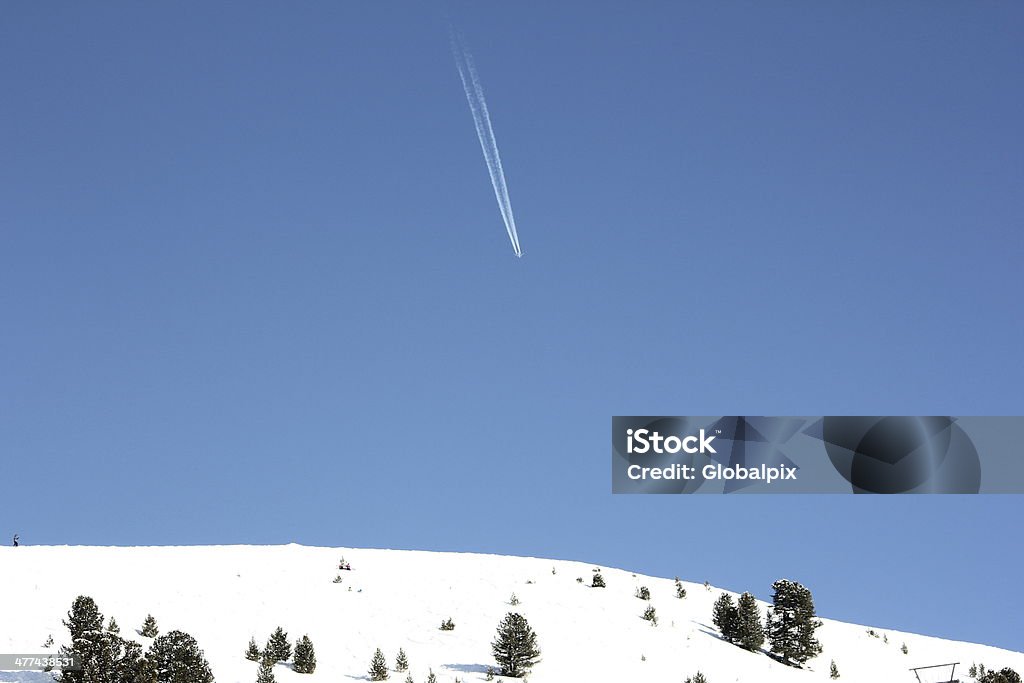 Avion avec Trainée d'avion dans le ciel bleu clair - Photo de Au loin libre de droits